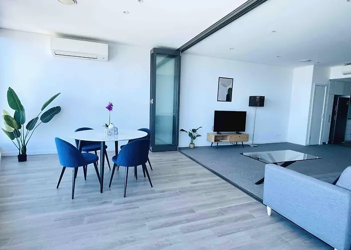 Luxious Startling Waterview Highrise Condo